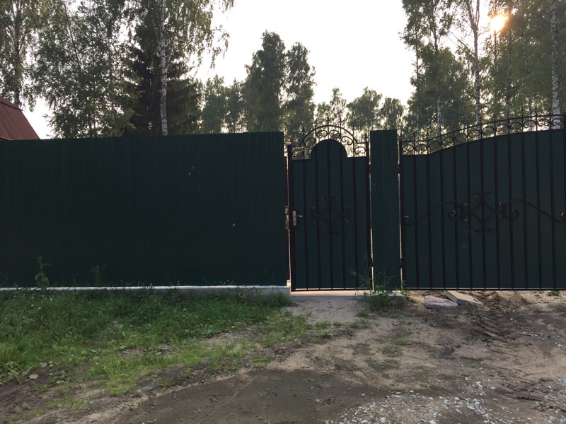 Заказать строительство заборов в Москве и области подмосковь| Профнастил, металлический штакетник, сетка рабица, бетонный забор, дерево